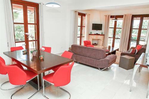 Villa In Kouklia Sleeps 6 Includes Swimming Pool Air Con And Wifi