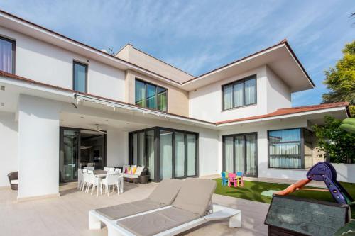 Agios Nikolaos Villa Sleeps 16 With Pool And Air Con