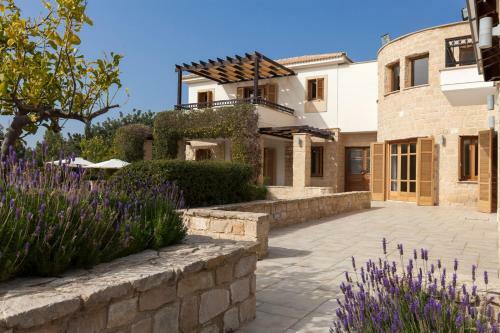 Villa In Kouklia Sleeps 10 Includes Swimming Pool Air Con And Wifi 1 2