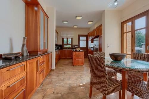 Villa In Kouklia Sleeps 10 Includes Swimming Pool Air Con And Wifi 1 2