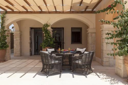 Villa In Kouklia Sleeps 4 Includes Swimming Pool Air Con And Wifi 5