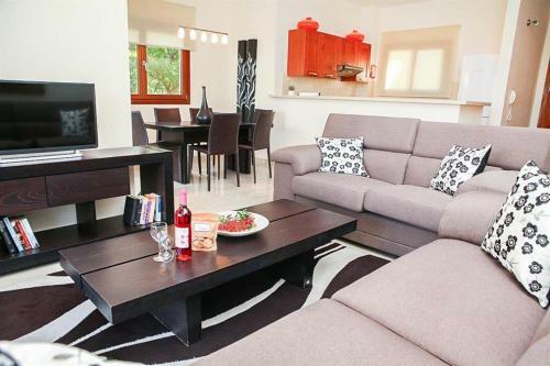 Villa In Kouklia Sleeps 6 Includes Swimming Pool Air Con And Wifi 1