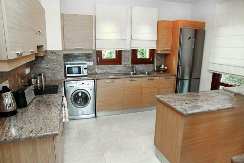 Villa In Kouklia Sleeps 6 Includes Swimming Pool Air Con And Wifi 1 9
