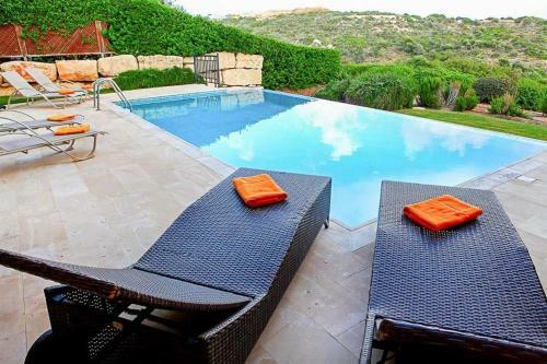 Villa In Kouklia Sleeps 6 Includes Swimming Pool Air Con And Wifi 1 9