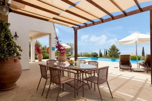 Villa In Kouklia Sleeps 6 With Pool And Air Con
