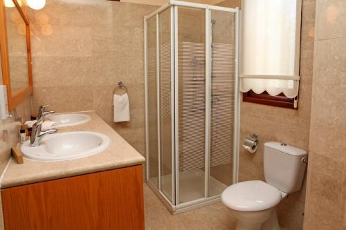 Villa In Kouklia Sleeps 6 Includes Swimming Pool And Air Con 3