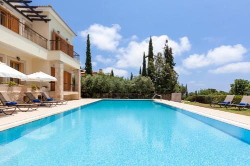 Kouklia Villa Sleeps 10 With Pool And Air Con