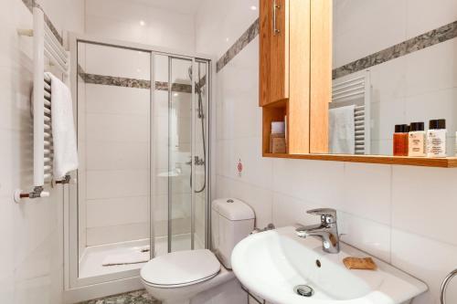 Kouklia Villa Sleeps 10 With Pool And Air Con