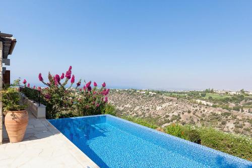 Villa In Kouklia Sleeps 4 Includes Swimming Pool And Air Con