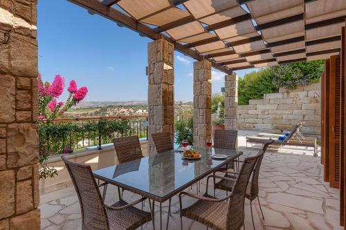 Villa In Kouklia Sleeps 4 Includes Swimming Pool And Air Con