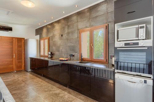 Villa In Kouklia Sleeps 10 Includes Swimming Pool And Air Con 3