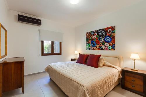Villa In Kouklia Sleeps 10 Includes Swimming Pool And Air Con 3