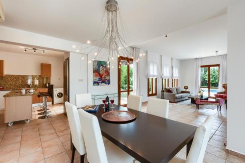 Villa In Kouklia Sleeps 4 Includes Swimming Pool And Air Con 5