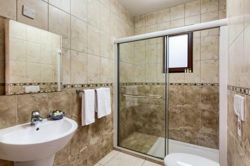 Villa In Kouklia Sleeps 6 Includes Swimming Pool And Air Con 3 8