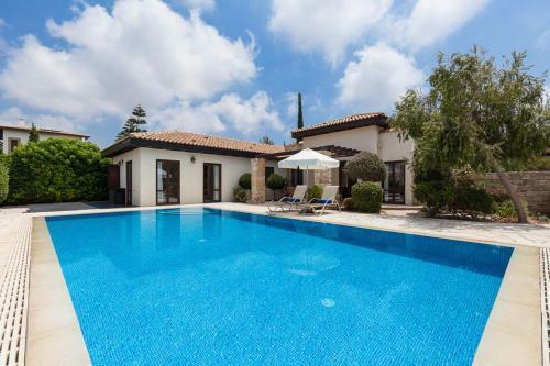Villa In Kouklia Sleeps 6 Includes Swimming Pool And Air Con 3 8