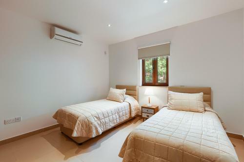 Villa In Kouklia Sleeps 6 Includes Swimming Pool And Air Con 2