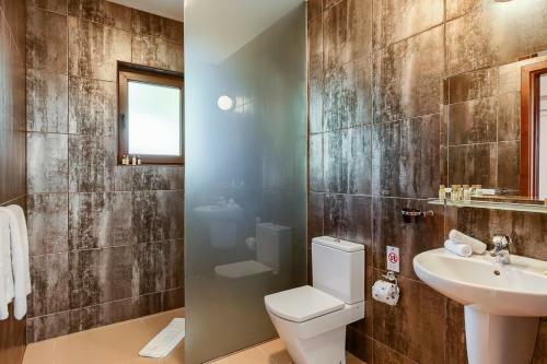 Villa In Kouklia Sleeps 6 Includes Swimming Pool And Air Con 2