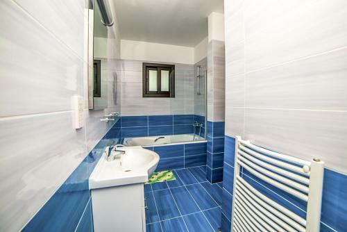 Pachyammos Villa Sleeps 8 With Pool And Air Con