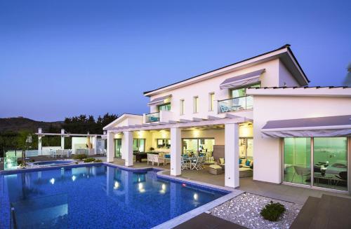 Pegeia Villa Sleeps 10 With Pool And Air Con