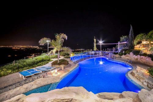 Pegeia Villa Sleeps 15 With Pool And Air Con