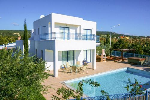 Villa In Pegeia Sleeps 6 Includes Swimming Pool And Air Con