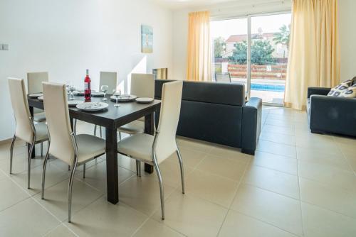 Villa In Pegeia Sleeps 6 Includes Swimming Pool And Air Con 1