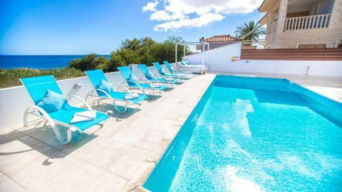 Paralimni Villa Sleeps 6 With Pool And Air Con