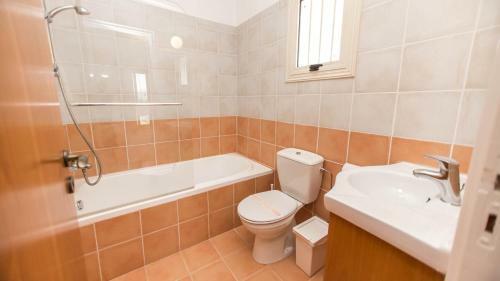 Paralimni Villa Sleeps 6 With Pool And Air Con