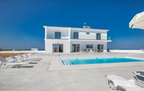 Paralimni Villa Sleeps 12 With Pool