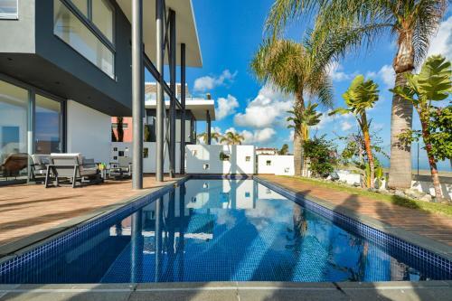 Paralimni Villa Sleeps 8 With Pool And Air Con