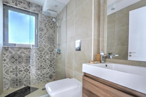 Paralimni Villa Sleeps 8 With Pool And Air Con