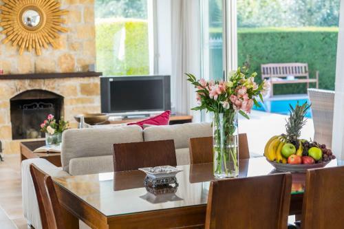 Giolou Villa Sleeps 6 With Pool Air Con And Wifi