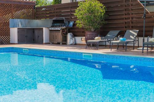 Tala Villa Sleeps 6 With Pool And Air Con