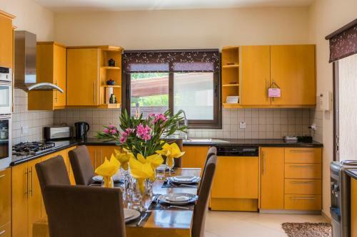 Tala Villa Sleeps 6 With Pool And Air Con