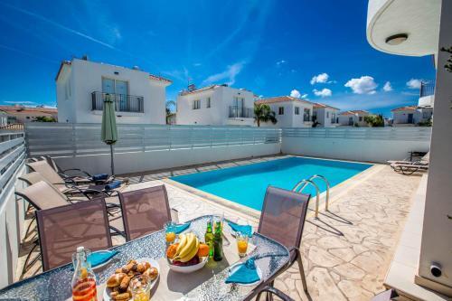 Villa In Protaras Sleeps 6 Includes Swimming Pool And Air Con 4 0
