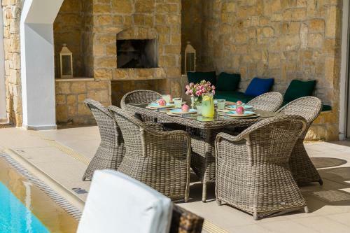 Villa In Giolou Sleeps 6 With Pool And Air Con