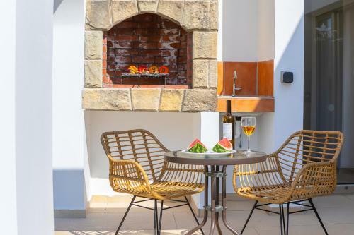 Villa In Giolou Sleeps 6 With Pool And Air Con