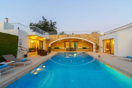 Villa In Giolou Sleeps 6 With Pool And Air Con