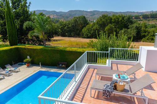 Villa In Giolou Sleeps 6 With Pool And Air Con