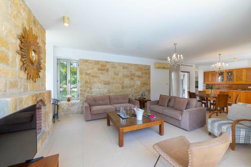 Villa In Giolou Sleeps 6 With Pool And Air Con