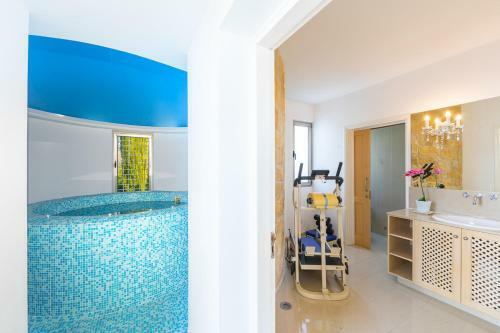 Villa In Giolou Sleeps 6 With Pool And Air Con