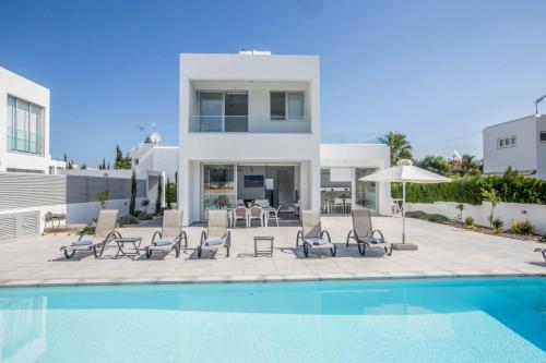 Villa In Protaras Sleeps 10 Includes Swimming Pool And Air Con 7