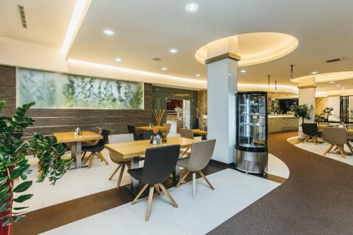 Pierre Hotel & Restaurant