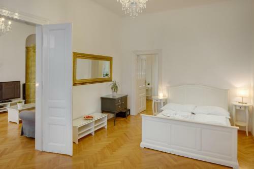 Karlova Old Town Apartment