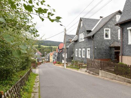Cozy Apartment In Altenfeld With Garden