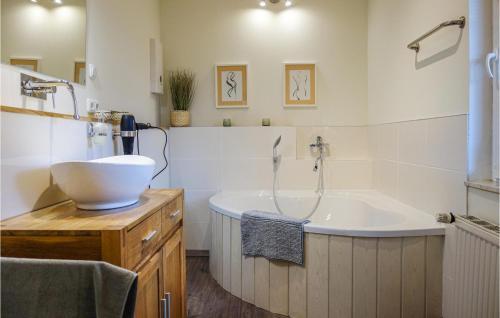 Stunning Home In Gunderath W/ Jacuzzi, Wifi And 2 Bedrooms