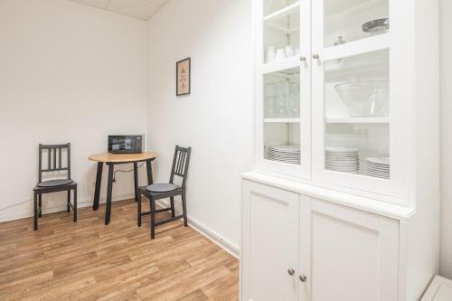Spacious Apartment In Hamburg For 12
