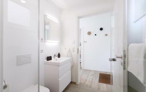 Awesome Apartment In Lembruch/d�mmer See W/ 2 Bedrooms