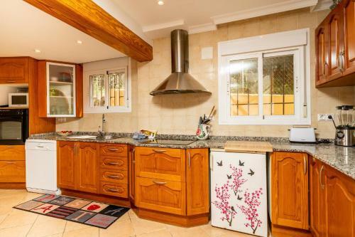 Aduanas Villa Sleeps 8 With Pool And Air Con