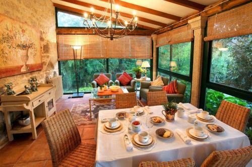 Amil Villa Sleeps 10 Pool Wifi